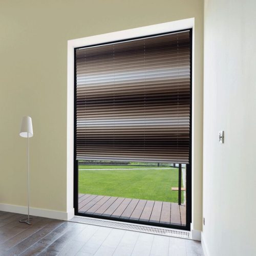 Harmonikové žaluzie BOOM Plisse na okna a dveře – bílo-hnědé odstín, 120x130 cm