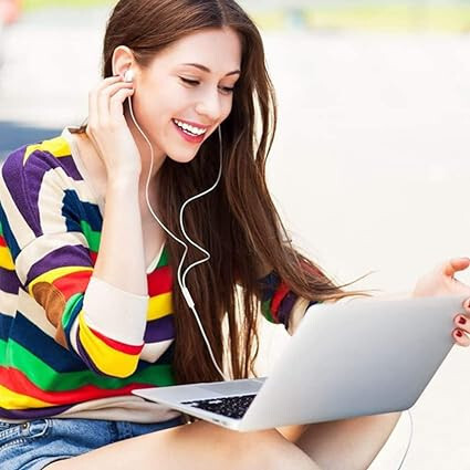 Bílá drátová sluchátka s mikrofonem – 3,5mm jack konektor, univerzální headset pro telefon